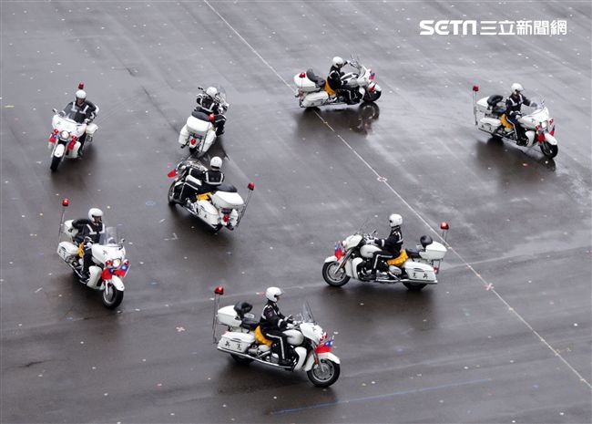 憲兵快速反應連操演重機8項動態隊型花式操演。（記者邱榮吉/攝影）