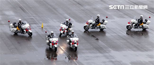 憲兵快速反應連操演重機8項動態隊型花式操演。（記者邱榮吉/攝影）