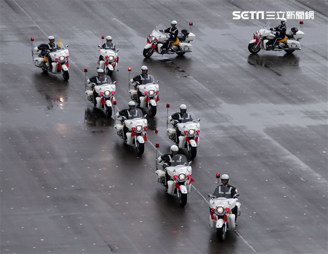 憲兵快速反應連操演重機8項動態隊型花式操演。（記者邱榮吉/攝影）