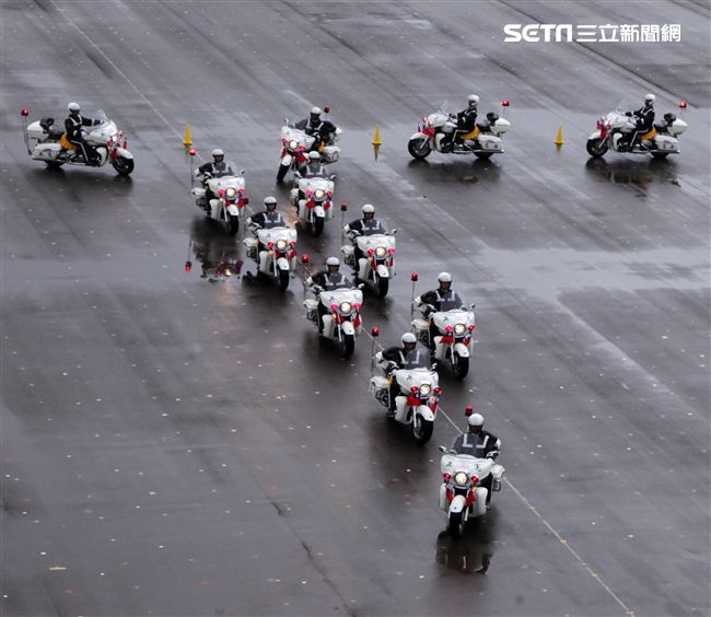 憲兵快速反應連操演重機8項動態隊型花式操演。（記者邱榮吉/攝影）