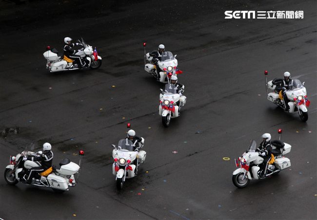 憲兵快速反應連操演重機8項動態隊型花式操演。（記者邱榮吉/攝影）