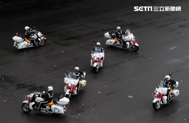 憲兵快速反應連操演重機8項動態隊型花式操演。（記者邱榮吉/攝影）