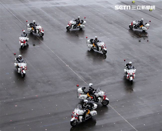 憲兵快速反應連操演重機8項動態隊型花式操演。（記者邱榮吉/攝影）