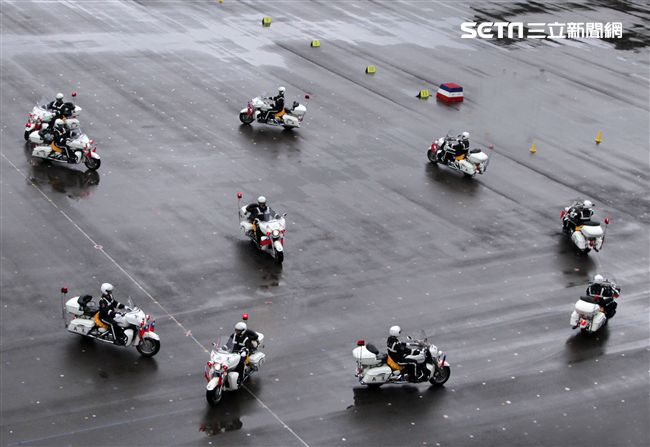 憲兵快速反應連操演重機8項動態隊型花式操演。（記者邱榮吉/攝影）