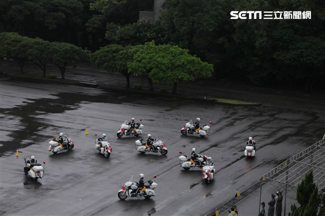 憲兵快速反應連操演重機8項動態隊型花式操演。（記者邱榮吉/攝影）