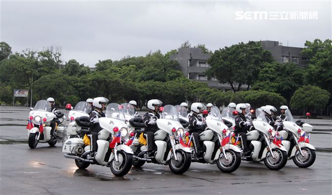 憲兵快速反應連操演重機8項動態隊型花式操演。（記者邱榮吉/攝影）