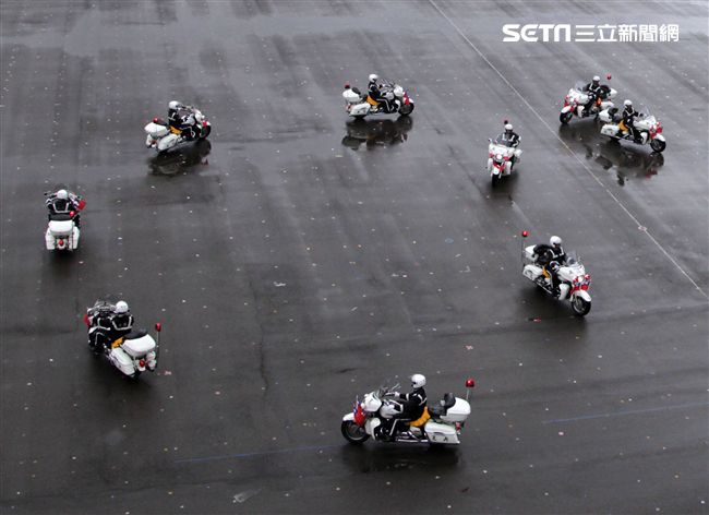 憲兵快速反應連操演重機8項動態隊型花式操演。（記者邱榮吉/攝影）