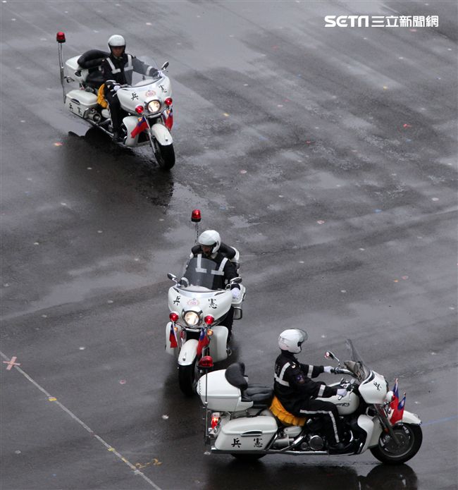 憲兵快速反應連操演重機8項動態隊型花式操演。（記者邱榮吉/攝影）