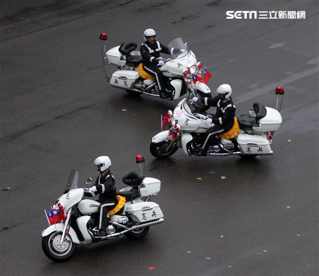 憲兵快速反應連操演重機8項動態隊型花式操演。（記者邱榮吉/攝影）