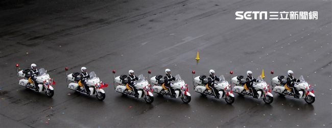 憲兵快速反應連操演重機8項動態隊型花式操演。（記者邱榮吉/攝影）