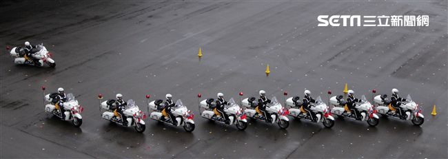 憲兵快速反應連操演重機8項動態隊型花式操演。（記者邱榮吉/攝影）