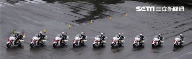 憲兵快速反應連操演重機8項動態隊型花式操演。（記者邱榮吉/攝影）