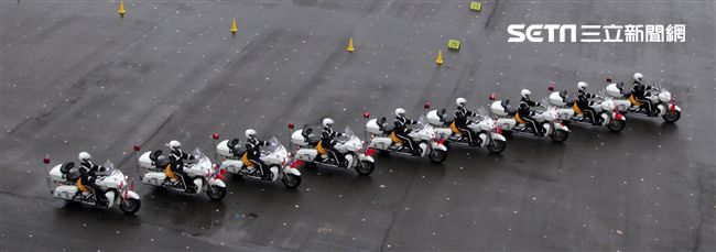 憲兵快速反應連操演重機8項動態隊型花式操演。（記者邱榮吉/攝影）