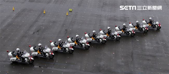 憲兵快速反應連操演重機8項動態隊型花式操演。（記者邱榮吉/攝影）