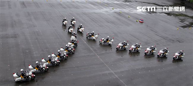 憲兵快速反應連操演重機8項動態隊型花式操演。（記者邱榮吉/攝影）