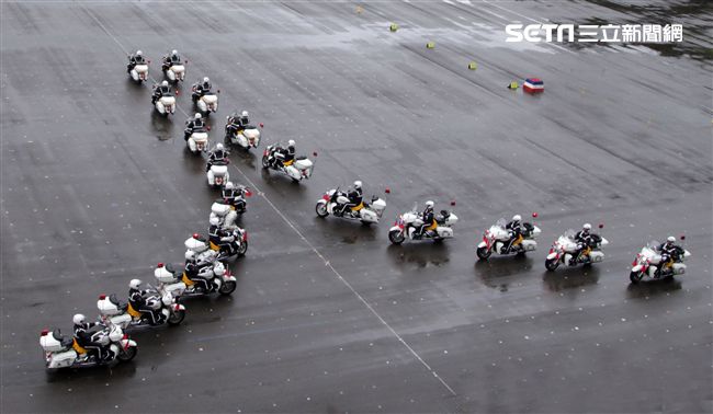 憲兵快速反應連操演重機8項動態隊型花式操演。（記者邱榮吉/攝影）