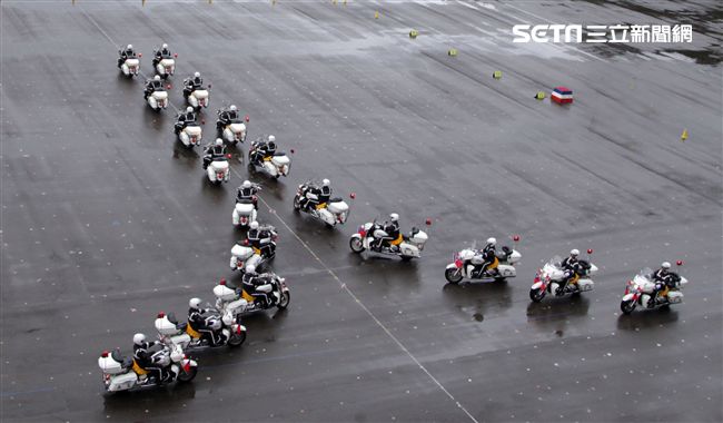 憲兵快速反應連操演重機8項動態隊型花式操演。（記者邱榮吉/攝影）