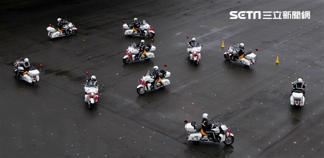 憲兵快速反應連操演重機8項動態隊型花式操演。（記者邱榮吉/攝影）