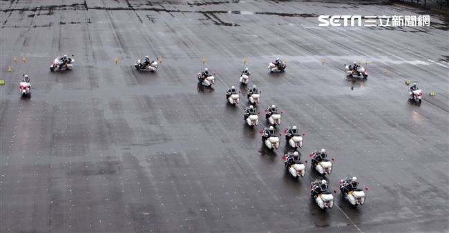 憲兵快速反應連操演重機8項動態隊型花式操演。（記者邱榮吉/攝影）