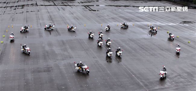 憲兵快速反應連操演重機8項動態隊型花式操演。（記者邱榮吉/攝影）