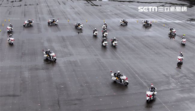 憲兵快速反應連操演重機8項動態隊型花式操演。（記者邱榮吉/攝影）
