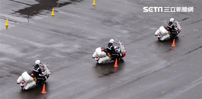 憲兵快速反應連操演重機8項動態隊型花式操演。（記者邱榮吉/攝影）