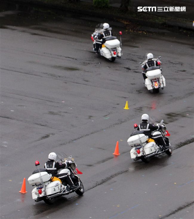 憲兵快速反應連操演重機8項動態隊型花式操演。（記者邱榮吉/攝影）