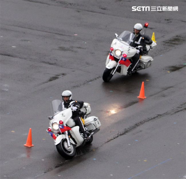 憲兵快速反應連操演重機8項動態隊型花式操演。（記者邱榮吉/攝影）