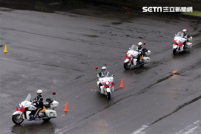憲兵快速反應連操演重機8項動態隊型花式操演。（記者邱榮吉/攝影）