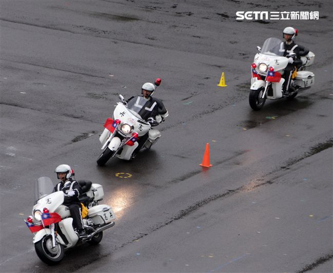 憲兵快速反應連操演重機8項動態隊型花式操演。（記者邱榮吉/攝影）