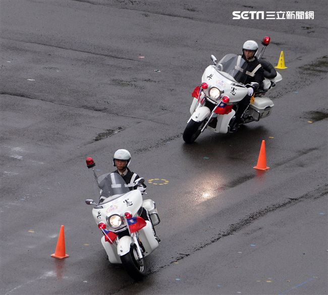 憲兵快速反應連操演重機8項動態隊型花式操演。（記者邱榮吉/攝影）