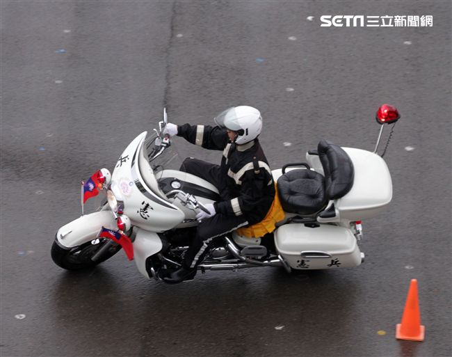 憲兵快速反應連操演重機8項動態隊型花式操演。（記者邱榮吉/攝影）