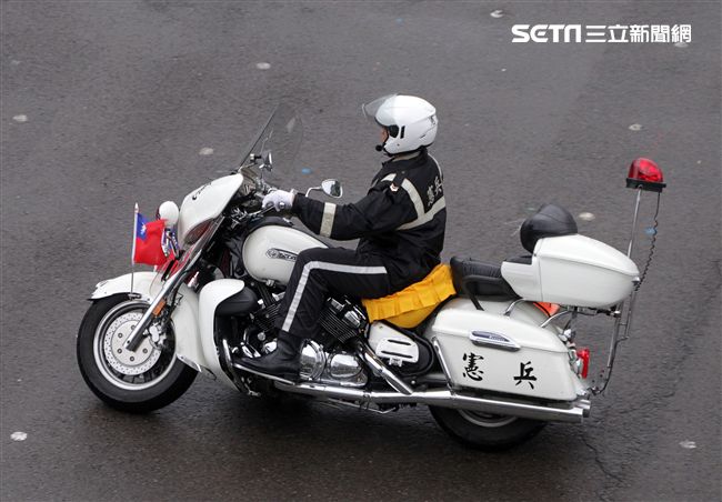 憲兵快速反應連操演重機8項動態隊型花式操演。（記者邱榮吉/攝影）