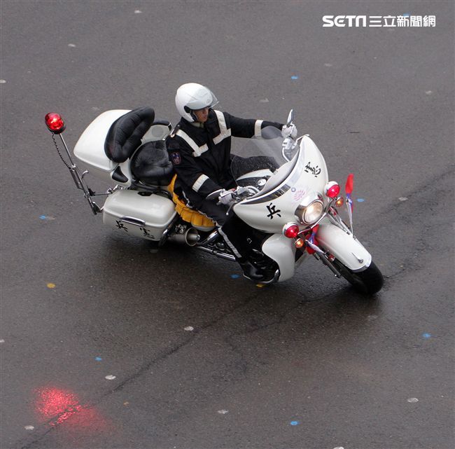 憲兵快速反應連操演重機8項動態隊型花式操演。（記者邱榮吉/攝影）