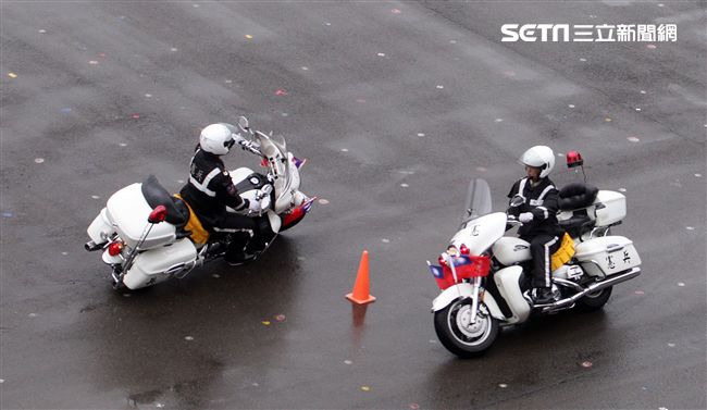 憲兵快速反應連操演重機8項動態隊型花式操演。（記者邱榮吉/攝影）