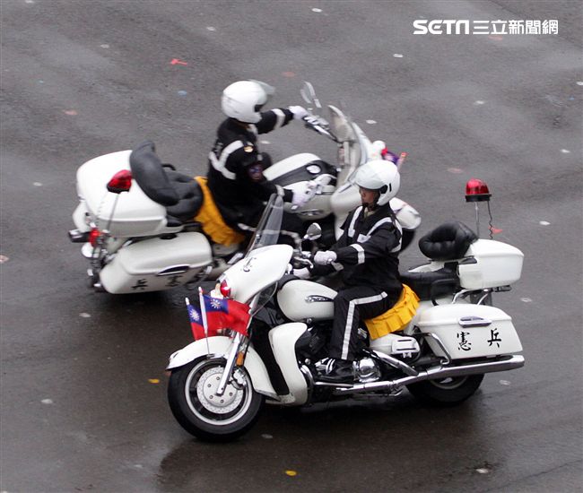 憲兵快速反應連操演重機8項動態隊型花式操演。（記者邱榮吉/攝影）