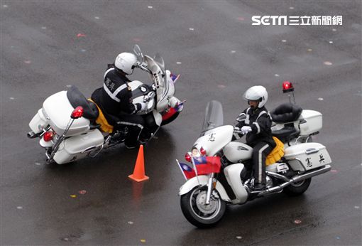 憲兵快速反應連操演重機8項動態隊型花式操演。（記者邱榮吉/攝影）