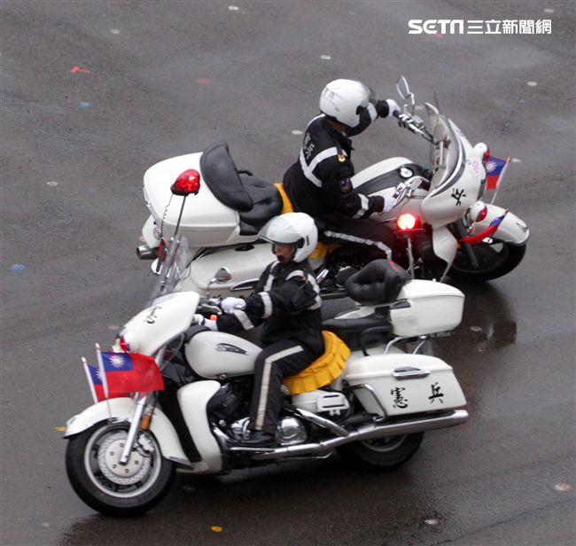 憲兵快速反應連操演重機8項動態隊型花式操演。（記者邱榮吉/攝影）