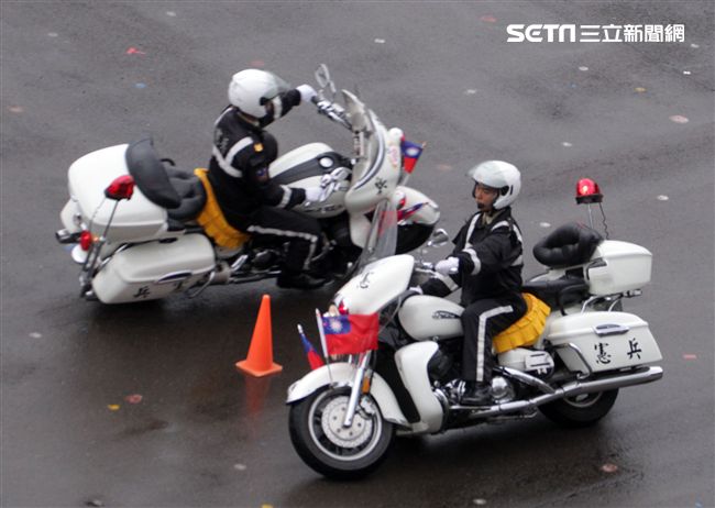 憲兵快速反應連操演重機8項動態隊型花式操演。（記者邱榮吉/攝影）