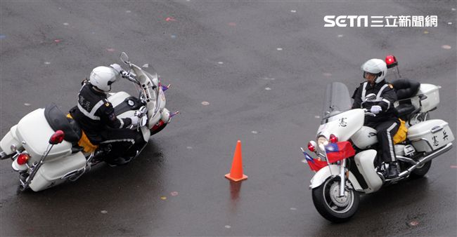 憲兵快速反應連操演重機8項動態隊型花式操演。（記者邱榮吉/攝影）