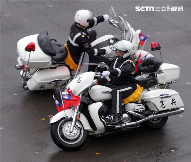 憲兵快速反應連操演重機8項動態隊型花式操演。（記者邱榮吉/攝影）