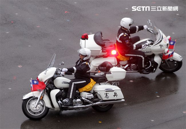 憲兵快速反應連操演重機8項動態隊型花式操演。（記者邱榮吉/攝影）