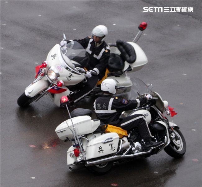 憲兵快速反應連操演重機8項動態隊型花式操演。（記者邱榮吉/攝影）