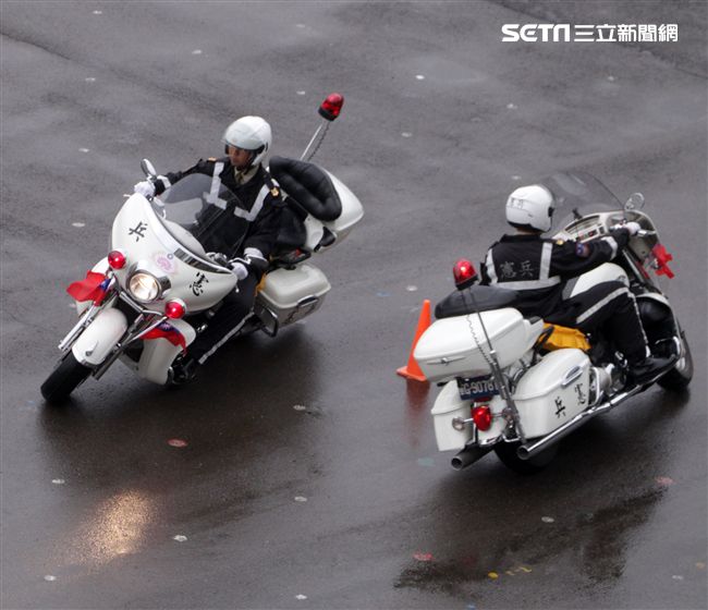 憲兵快速反應連操演重機8項動態隊型花式操演。（記者邱榮吉/攝影）