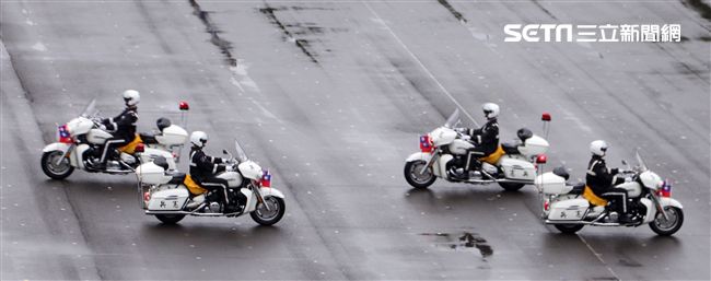 憲兵快速反應連操演重機8項動態隊型花式操演。（記者邱榮吉/攝影）