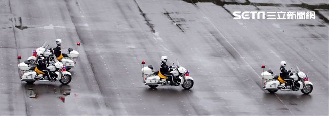 憲兵快速反應連操演重機8項動態隊型花式操演。（記者邱榮吉/攝影）