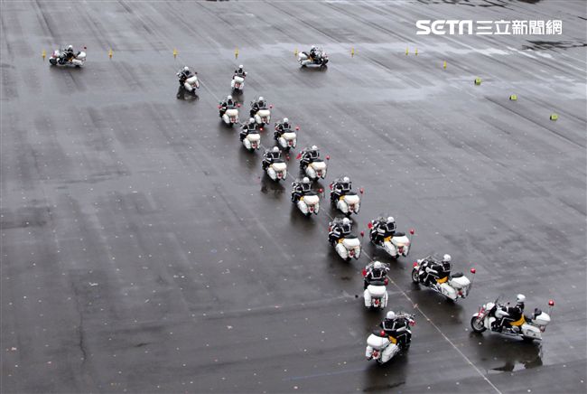 憲兵快速反應連操演重機8項動態隊型花式操演。（記者邱榮吉/攝影）