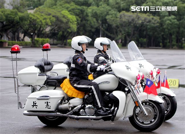 憲兵快速反應連操演重機8項動態隊型花式操演。（記者邱榮吉/攝影）