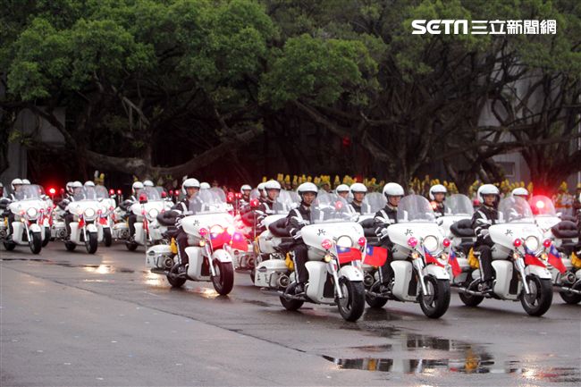 憲兵快速反應連操演重機8項動態隊型花式操演。（記者邱榮吉/攝影）