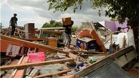 印尼驚傳7.5強震！房屋倒塌至少釀1死10傷　圖／翻攝自推特